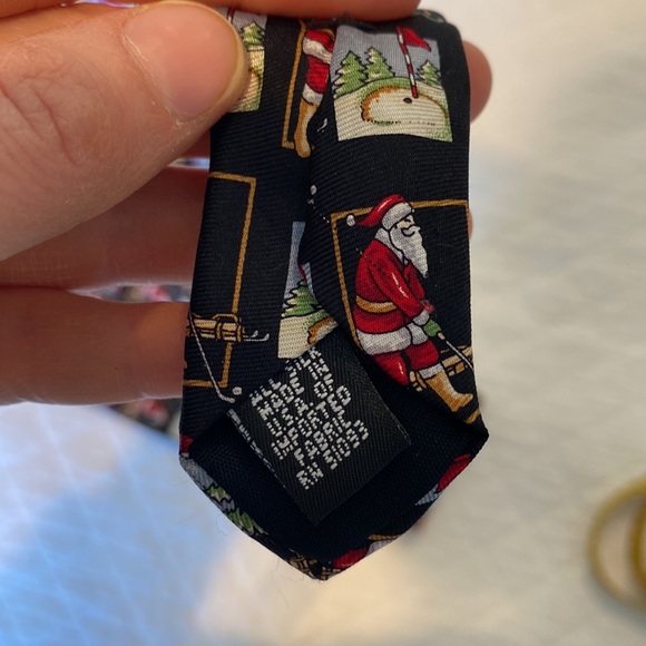 Men's Funny Silk Christmas Tie w/ Santa Playing Golf, Made in USA - Picture 4 of 4